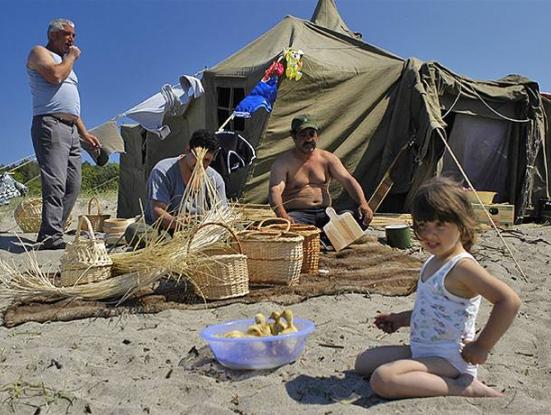 Obarnata elha / Arbre de Nadal a l’inrevés (Vasil Zhivkov, Ivan Tscherkelov, 2006)