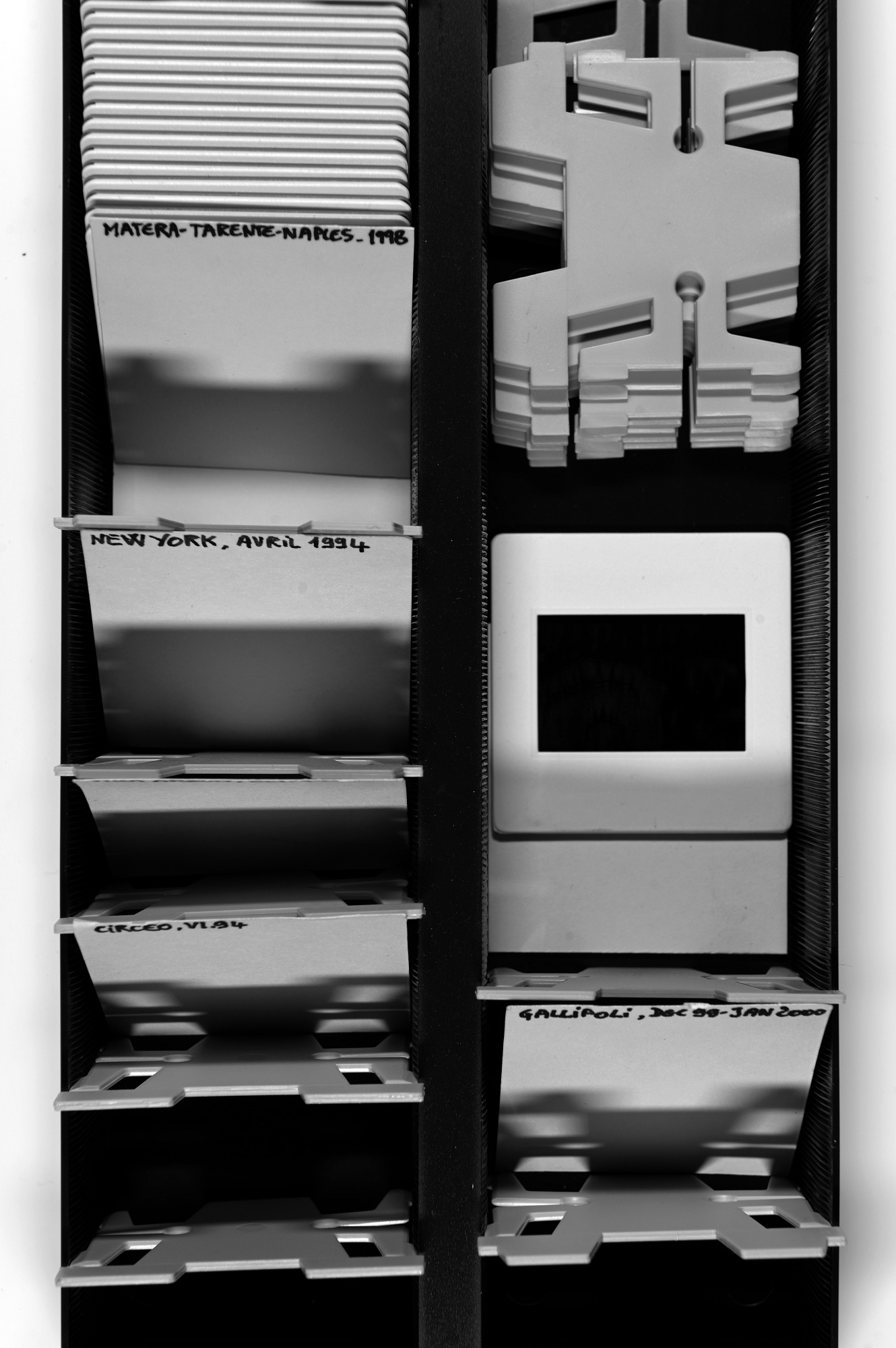 Diapoteca (Arno Gisinger, 2024). A partir de les diapositives de Georges Didi-Huberman.