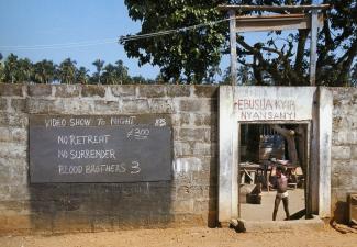 Cinema de carretera. Cape Coast, Ghana. 1998. Foto d'Ernie Wolfe III