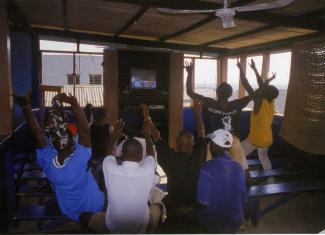 Projecció en un videoclub. Tema, Ghana, 1998. Foto d'Ernie Wolfe III