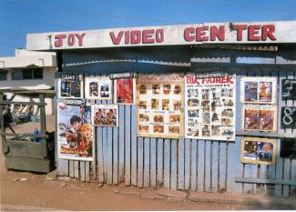 Video club Joy Video Center. Accra, Ghana, 1998. Foto Ernie Wolfe III
