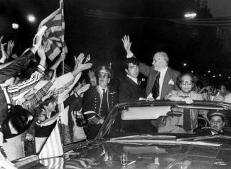 Arribada de Tarradellas. Recorregut cotxe. Josep Tarradellas, Pere Portabella. 1977