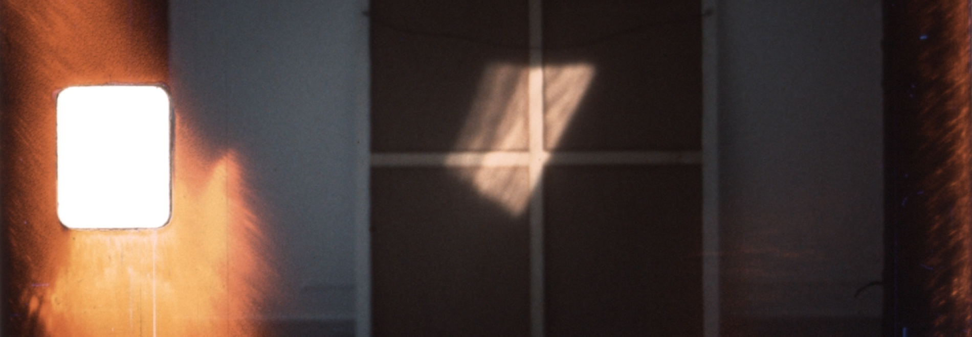 Jeune femme à sa fenêtre lisant une lettre