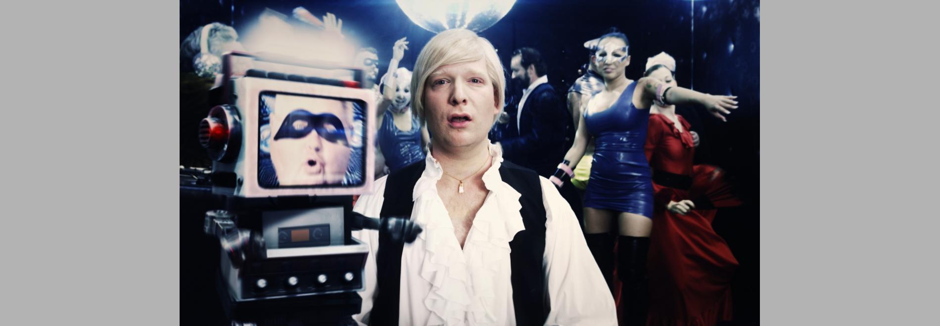 MeTube: August Sings Carmen ‘Habanera’