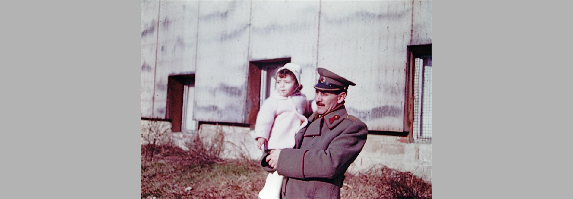 Titos Brille (Regina Schilling, 2014)