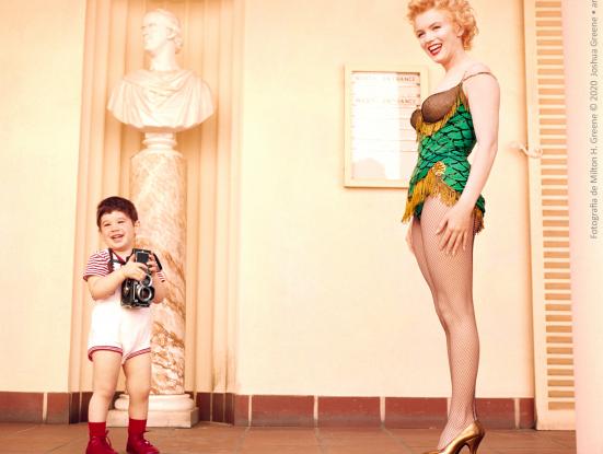 En aquesta fotografia apareix Marilyn amb Joshua Greene, el fill de Milton H. Greene. Maig, 1956.Fotografia de Milton H. Greene © 2020 Joshua Greene 