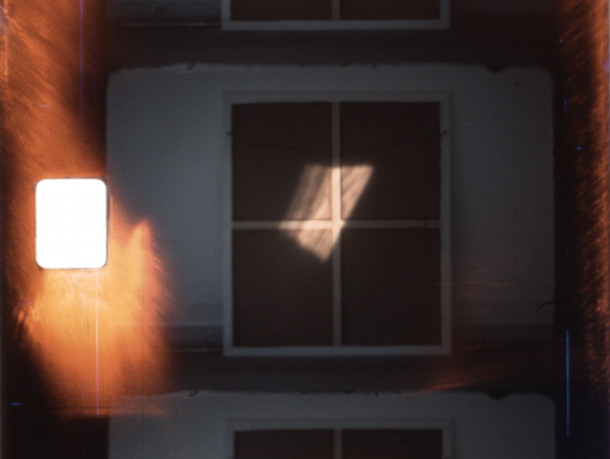 Jeune femme à sa fenêtre lisant une lettre  