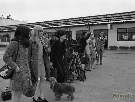 Foto Carles Durán, envoltat per models, dirigeix una escena de 'Cada vez que…' a l'aeroport de Barcelona, 1968