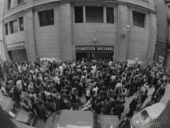 Foto El públic, bloquejat per la policia, a la seu barcelonina de la Filmoteca Nacional, 1975