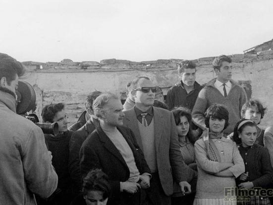 Foto Francesc Rovira Beleta en ple rodatge de 'Los Tarantos' al barri del Somorrostro, 1963
