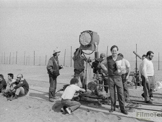 Foto Ventura Pons al rodatge de 'La rossa del bar' a la platja de Barcelona, 1986