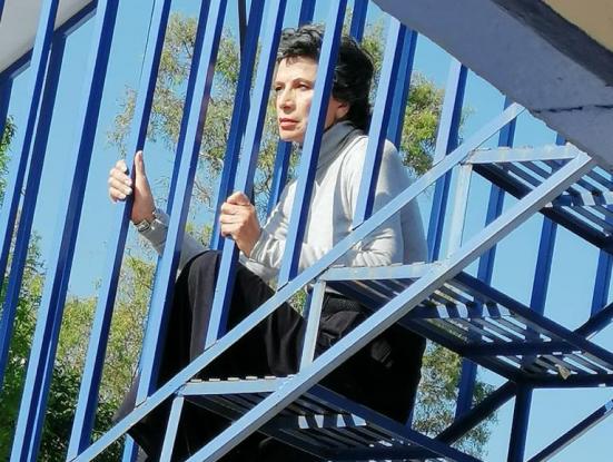 A quien cierra los ojos