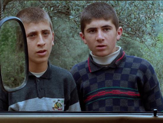 Zire darakhatan zeytonta'm e  (A través de los olivos)