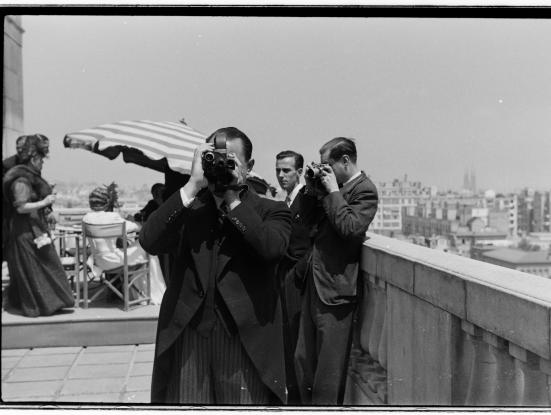 100anys cine amateur. Delmiro de Caralt rodant en un casament. Arxiu Família Quadras