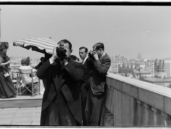 Delmiro de Caralt rodant en un casament. Arxiu Família Quadras