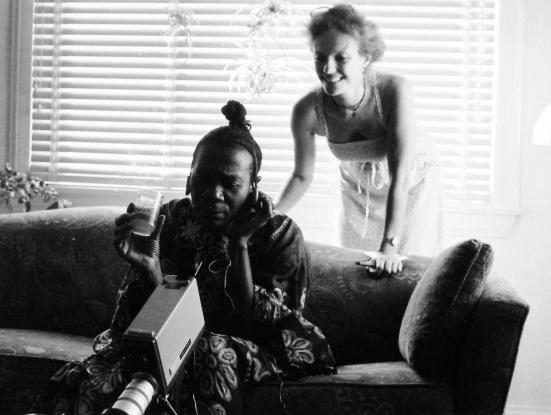 Fotografia de rodatge de 'Sois belle et tais toi!'. Delphine Seyrig. 1976. Cortesia de les famílies Seyrig i Roussopoulos. Centre audiovisual Simone de Beauvoirig and Roussopoulos families - Centre audiovisuel Simone de Beauvoir