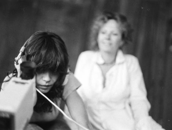 0Fotografia de rodatge de 'Sois belle et tais toi!'. Delphine Seyrig. 1976. Cortesia de les famílies Seyrig i Roussopoulos. Centre audiovisual Simone de Beauvoir 