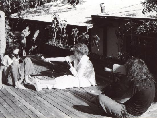 Maria Schneider - Delphine Seyrig - Carole Roussopoulos. Fotografia de rodatge de 'Sois belle et tais toi!'. Delphine Seyrig. 1976. Cortesia de les famílies Seyrig i Roussopoulos. Centre audiovisual Simone de Beauvoir 