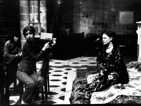 Carole Roussopoulos filmant Barbara durant el rodatge del film 'Les prostituées de Lyon parlent'. 1975