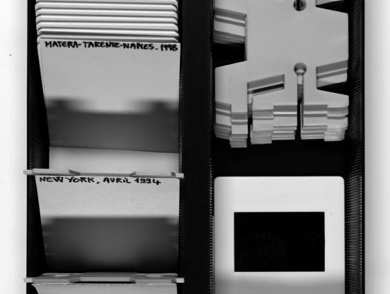 Diapoteca (Arno Gisinger, 2024). A partir de les diapositives de Georges Didi-Huberman.