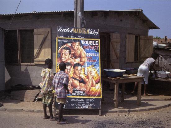 Cartell de cinema instal·lat en una pissarra. Accra, 1996. Foto Ernie Wolfe III