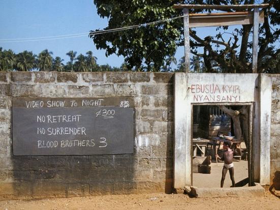 Cinema de carretera. Cape Coast, Ghana. 1998. Foto d'Ernie Wolfe III