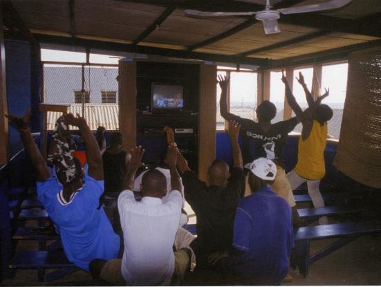Projecció en un videoclub. Tema, Ghana, 1998. Foto d'Ernie Wolfe III
