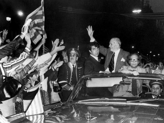 Arribada de Tarradellas. Recorregut cotxe. Josep Tarradellas, Pere Portabella. 1977