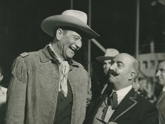 Rodatge d’El fabulós món del circ (Henry Hathaway, 1964) amb John Wayne i Claudi Gómez Grau. Fons Gómez Grau.